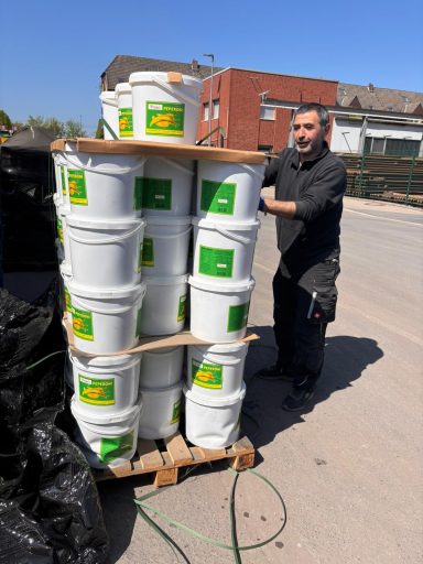 Helfer der Stunde Selbst Mitarbeiter packten tatkräftig an