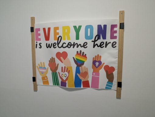 Everyone is welcome Ein Plakat aus der Einrichtung welches auch unseren Geist widerspiegelt, Everyone is welcome here.